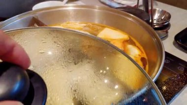 Tayland restoranında sıcak fırında pişen köfteli ve taze sebzeli Japon sukiyaki kabı.