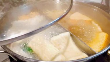 Tayland restoranında sıcak fırında pişen köfteli ve taze sebzeli Japon sukiyaki kabı.