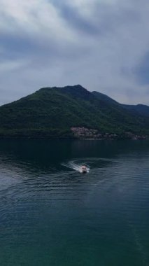 Boka Körfezi 'nin insansız hava aracı görüntüsü, Majestic Dağları ve geçen bir tekne.. 