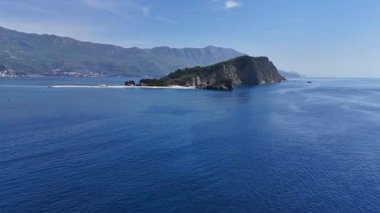 Adriyatik Denizi ve yeşil kayalıklar.