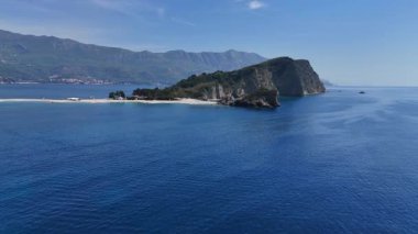 Adriyatik Denizi 'nin güzel manzarası ve Budva' daki uçurumlar, 4K 'deki bir insansız hava aracı tarafından kuş bakışı görüntülendi. Yüksek kalite 4k görüntü