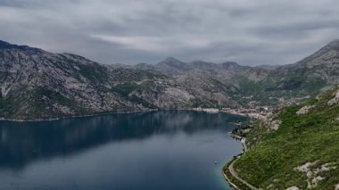 Kotor Körfezi Kuşbakışı Görünümü: Dağlar, Deniz ve Doğa Manzarası. Yüksek kalite 4k görüntü