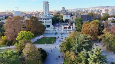 Varna Central Caddesi ve Park 'ın insansız hava aracı. Yüksek kalite 4k görüntü