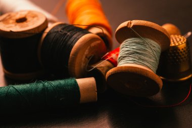 Vintage makara iplik ve ahşap arka plan üzerinde yüksük