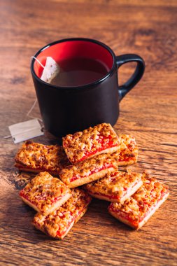 doldurma ve ahşap arka plan üzerinde çay ile birçok bisküvi