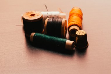 Vintage makara iplik ve ahşap arka plan üzerinde yüksük