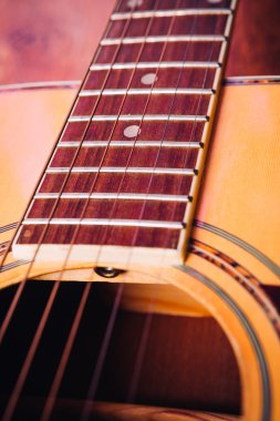 akustik gitar ayrıntı dizeleri akbaba hafif bir arka plan üzerinde