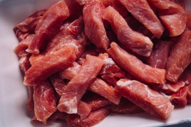 birçok adet doğranmış taze et domuz straganof
