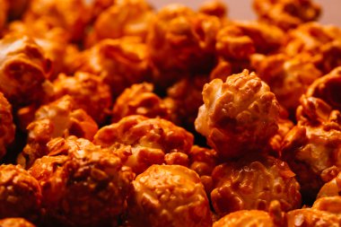 karanlık bir arka plan üzerinde birçok patlamış mısır yakın çekim