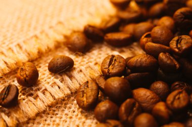çuval bezi arka plan üzerinde birçok kahve çekirdekleri yakın çekim