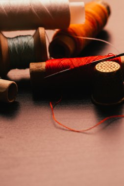 Vintage makara iplik ve ahşap arka plan üzerinde yüksük