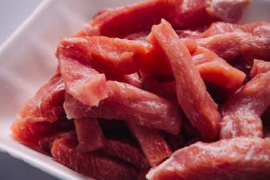 birçok adet doğranmış taze et domuz straganof