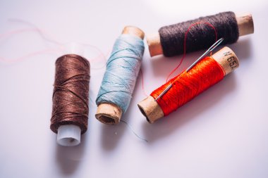 açık renkli bir arka plan iş parçacığında makarası