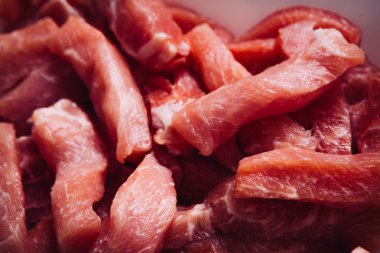 birçok adet doğranmış taze et domuz straganof