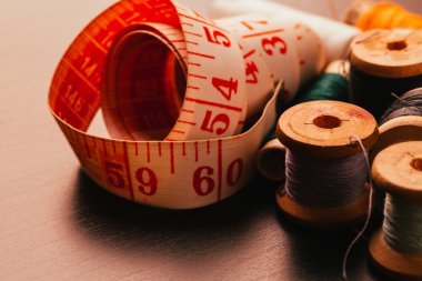 iş parçacığı yüksük ve ahşap arka plan üzerinde ölçüm bandı çok Vintage biriktirir