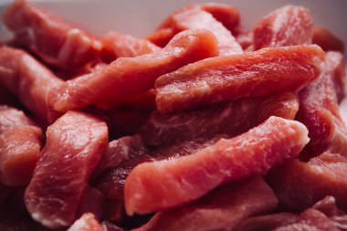 birçok adet doğranmış taze et domuz straganof