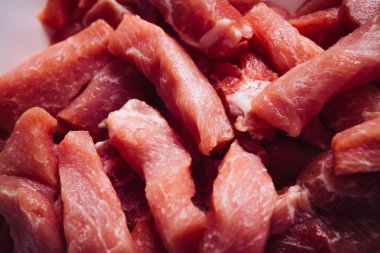 birçok adet doğranmış taze et domuz straganof