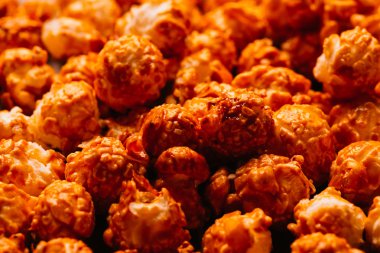 karanlık bir arka plan üzerinde birçok patlamış mısır yakın çekim