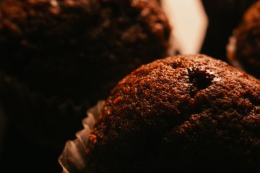 Koyu arka plan, seçici odak fındık ile çikolatalı kek
