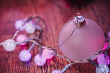 ahşap arka plan üzerinde beyaz Noel topları