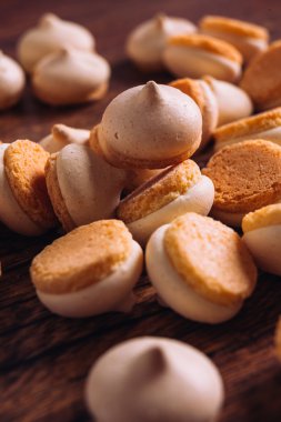 birkaç adet ahşap arka plan üzerinde mini kurabiye