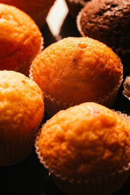 Koyu arka plan, seçici odak fındık ile çikolatalı kek