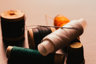 Vintage makara iplik ve ahşap arka plan üzerinde yüksük