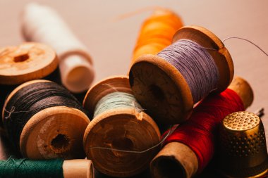 Vintage makara iplik ve ahşap arka plan üzerinde yüksük