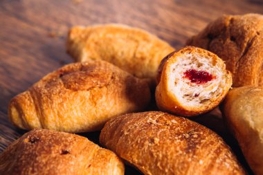 Ahşap arka plan üzerinde reçelli kruvasan