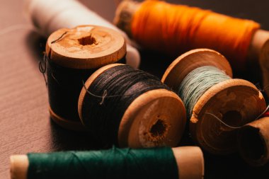 Vintage makara iplik ve ahşap arka plan üzerinde yüksük