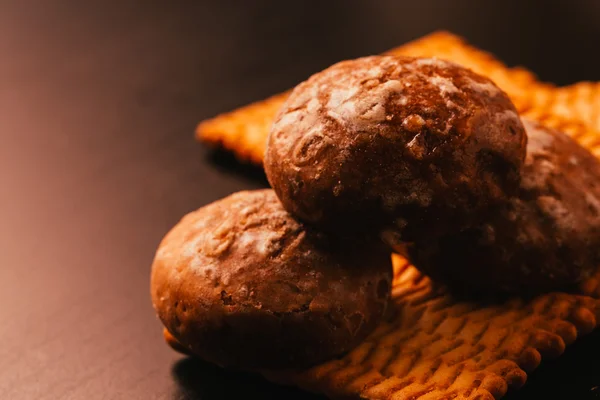 Kuchen und Kekse auf unscharfem dunklen Hintergrund — Stockfoto