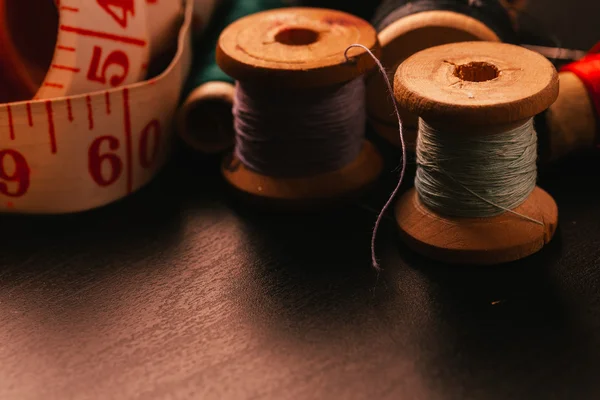 Vintage rulle tråd och hylsan på en trä bakgrund — Stockfoto
