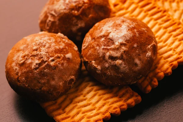 Kuchen und Kekse auf unscharfem dunklen Hintergrund — Stockfoto