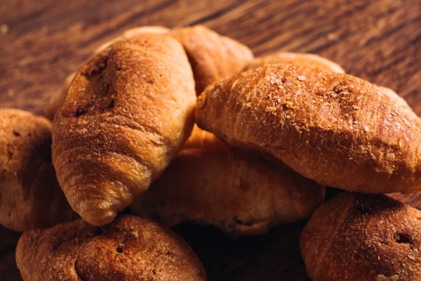 Croissant con marmellata su fondo di legno — Foto Stock