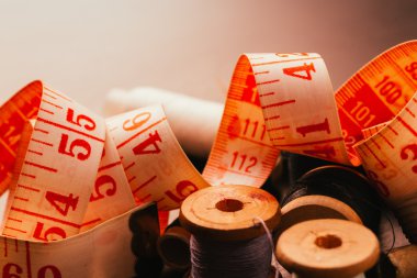 iş parçacığı yüksük ve ahşap arka plan üzerinde ölçüm bandı çok Vintage biriktirir