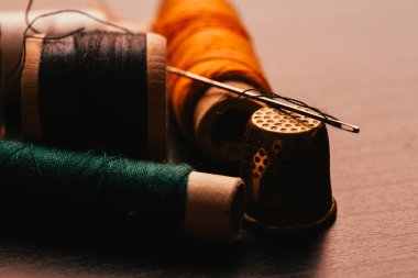 Vintage makara iplik ve ahşap arka plan üzerinde yüksük