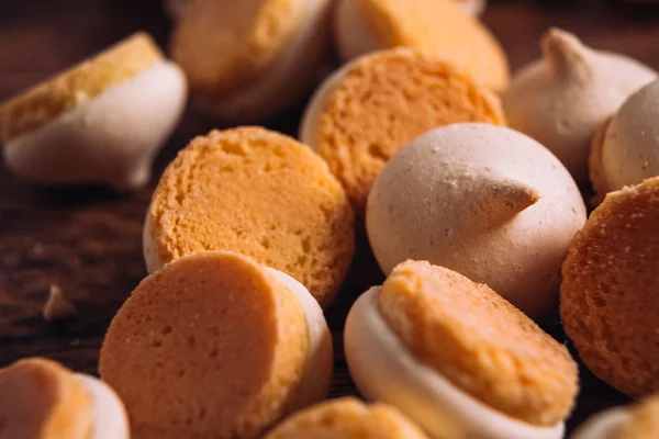 Pochi pezzi di mini biscotti su sfondo di legno — Foto Stock