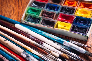 Ahşap arka plan boyama için birçok fırçalar