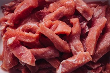 birçok adet doğranmış taze et domuz straganof