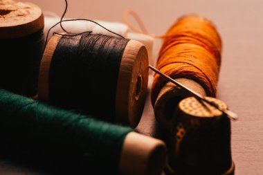 Vintage makara iplik ve ahşap arka plan üzerinde yüksük