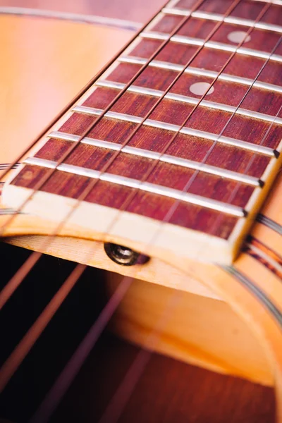 Akustikgitarre Detail Saiten Geier auf hellem Hintergrund — Stockfoto