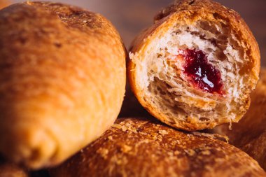 Ahşap arka plan üzerinde reçelli kruvasan