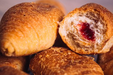 Ahşap arka plan üzerinde reçelli kruvasan