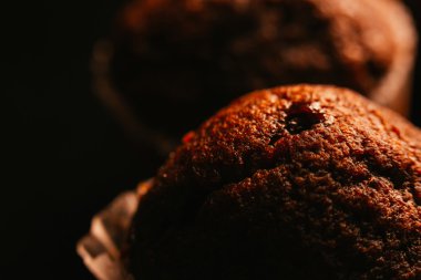 Koyu arka plan, seçici odak fındık ile çikolatalı kek