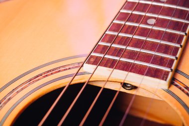 akustik gitar ayrıntı dizeleri akbaba hafif bir arka plan üzerinde
