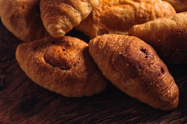 Croissant con marmellata su fondo di legno — Foto Stock