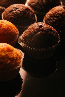 Koyu arka plan, seçici odak fındık ile çikolatalı kek