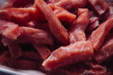 birçok adet doğranmış taze et domuz straganof
