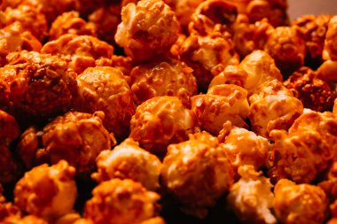 karanlık bir arka plan üzerinde birçok patlamış mısır yakın çekim