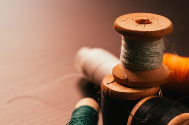 Vintage makara iplik ve ahşap arka plan üzerinde yüksük